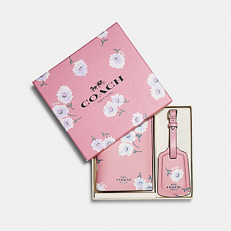 COACH BOXED PASSPORT CASE AND LUGGAGE TAG SET WITH DAISY PRINT - SV/BUBBLEGUM MULTI - C3061
