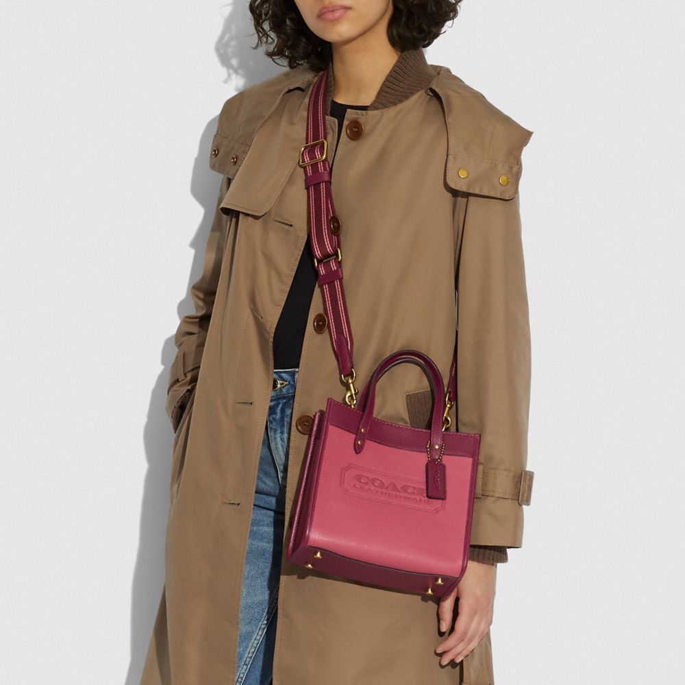 FIELD TOTE 22 IN COLORBLOCK WITH COACH BADGE