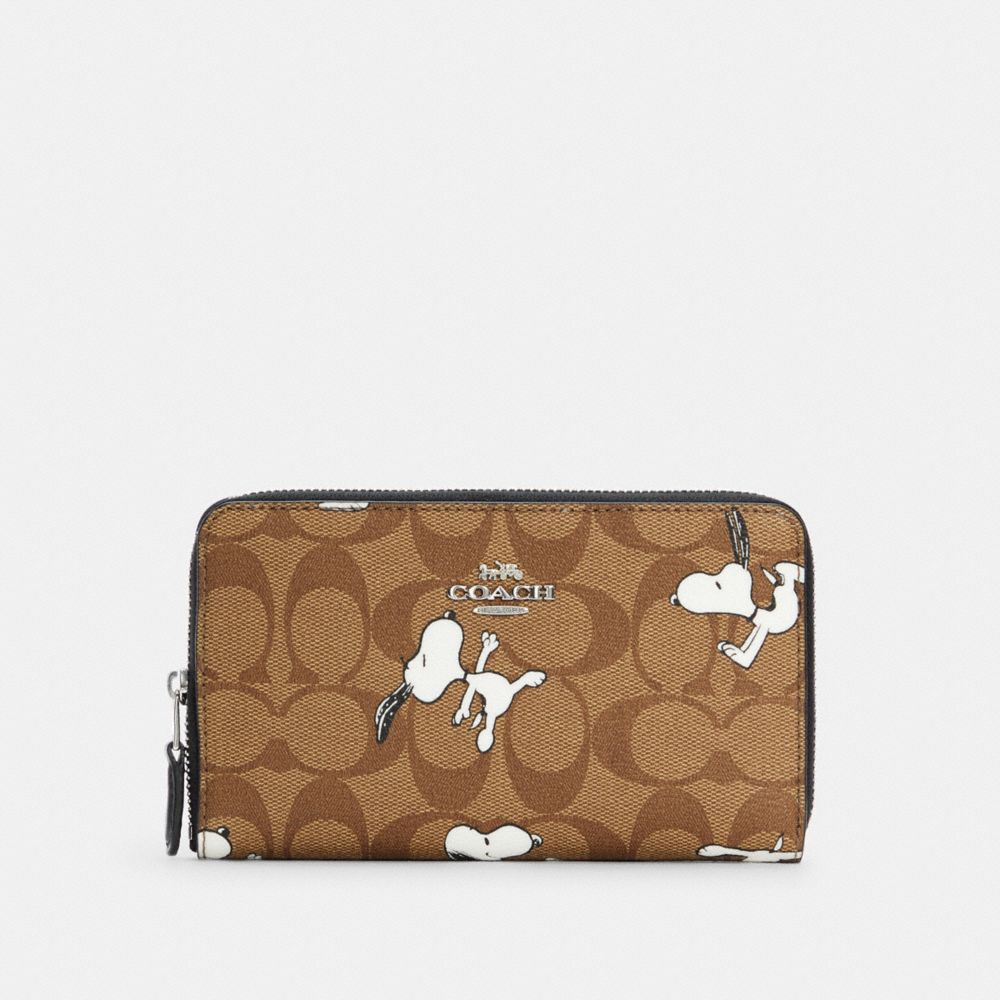 COACH COACH X PEANUTS MEDIUM ID ZIP WALLET IN SIGNATURE CANVAS WITH SNOOPY PRINT - SV/KHAKI MULTI - C4123