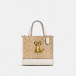 Dempsey Tote 22 In Signature Canvas With Tiger - C7001 - GOLD/LIGHT KHAKI CHALK