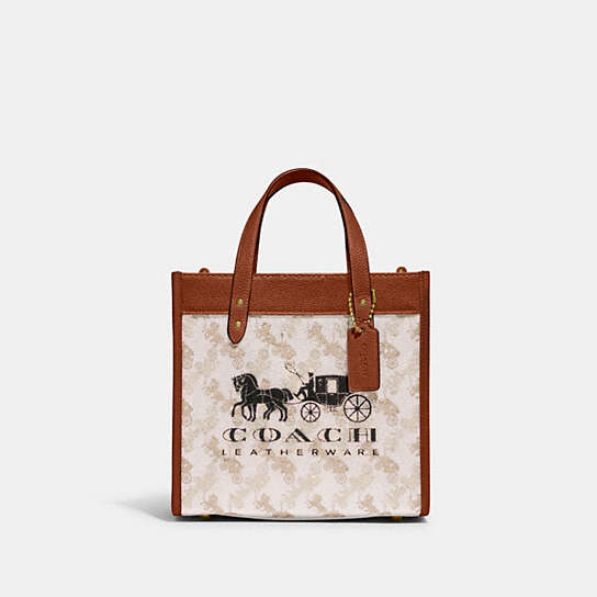 C8456 - Field Tote 22 With Horse And Carriage Print And Carriage Badge Brass/Chalk Burnished Amber