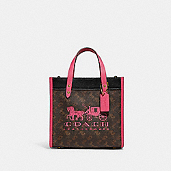 Field Tote 22 With Horse And Carriage Print And Carriage Badge - C8456 - Brass/Truffle Petunia