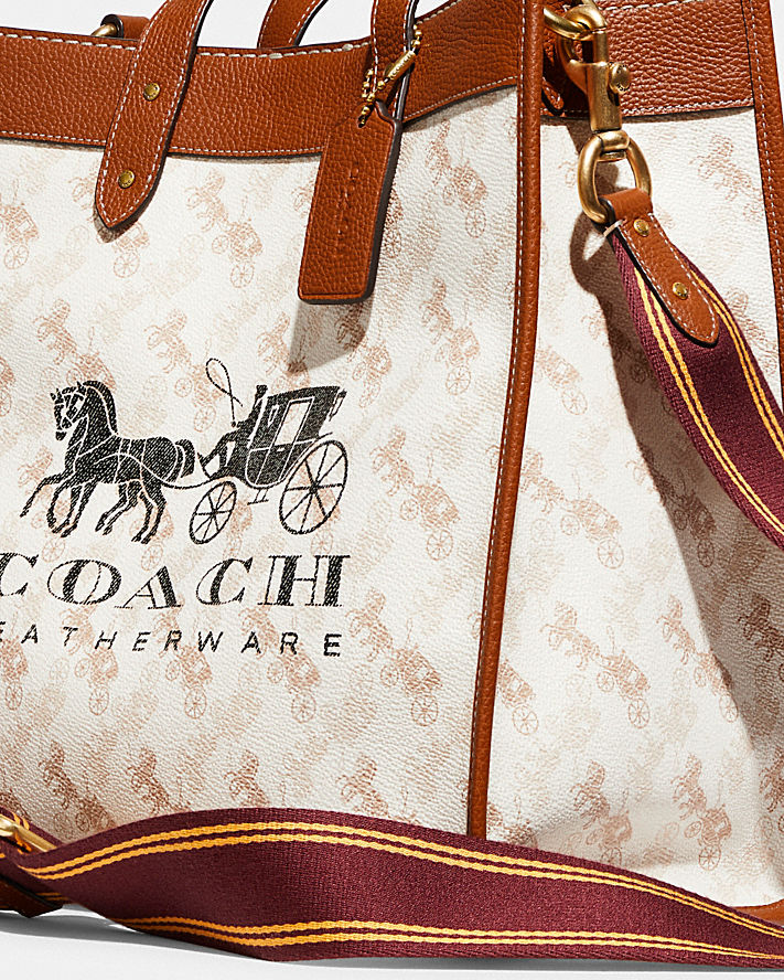 FIELD TOTE WITH HORSE AND CARRIAGE PRINT AND CARRIAGE BADGE