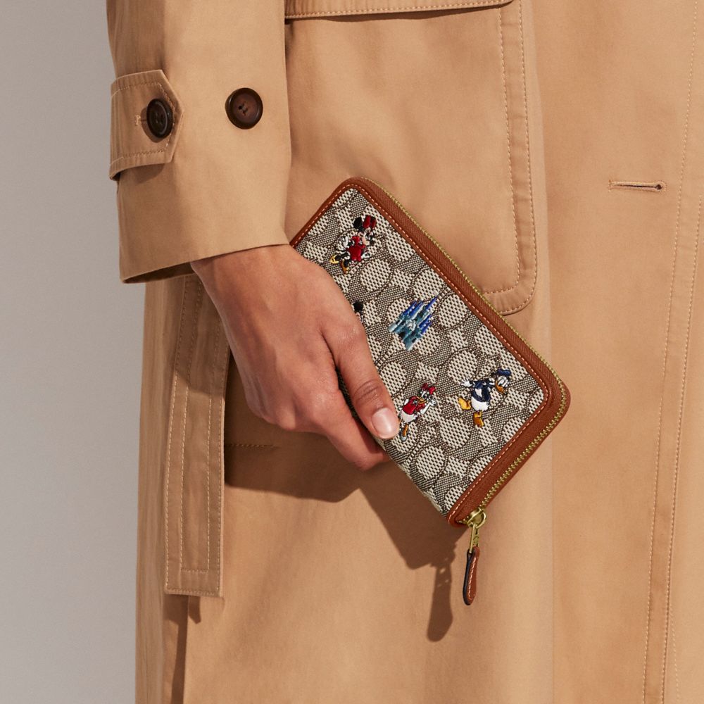 公式】COACH - コーチ | 【DISNEY x COACH】アコーディオン ジップ 