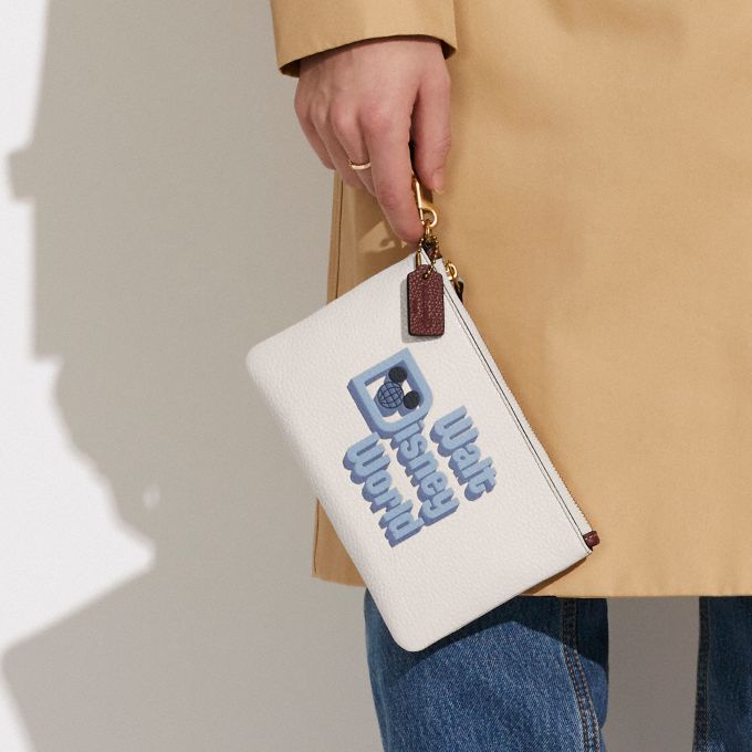 公式 Coach コーチ Disney X Coach スモール リストレット ウィズ ウォルト ディズニー ワールド モチーフ クラッチバッグ