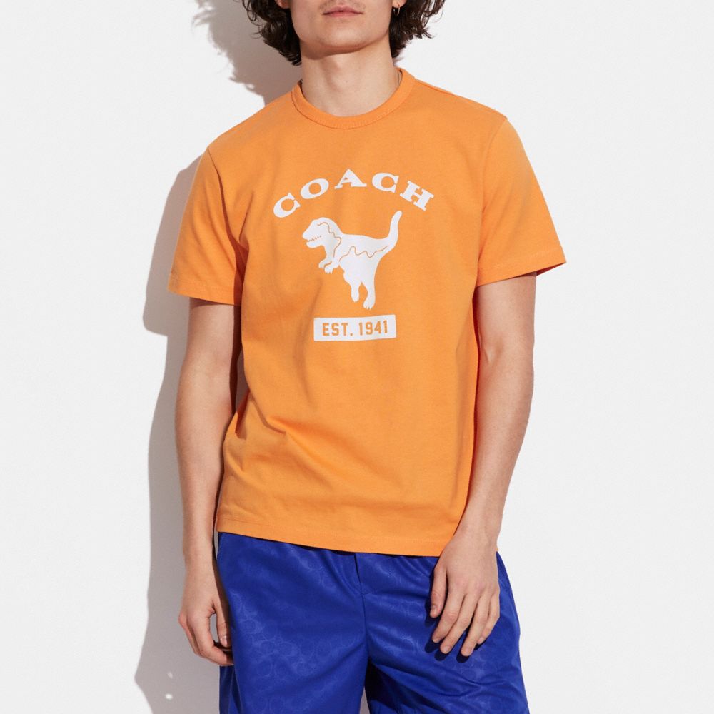 公式】COACH - コーチ | レキシー スクール Tシャツ オーガニック コットン 公式】COACH - コーチ | レキシー スクール Tシャツ オーガニック コットン