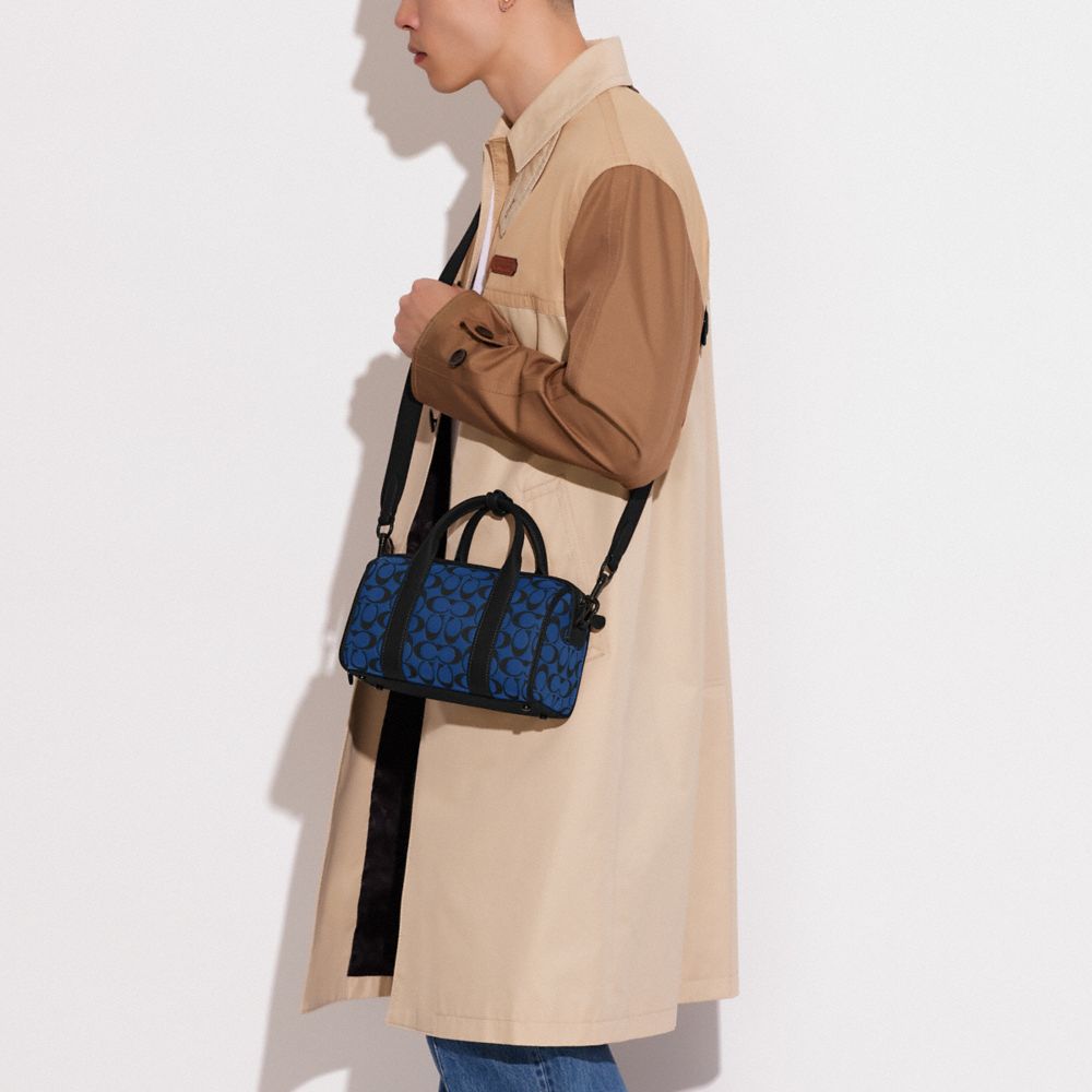 COACH Official Site Official page | GOTHAM DUFFLE 24 IN SIGNATURE 