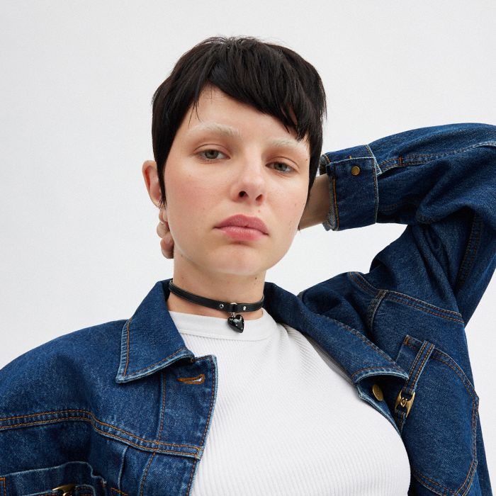 RESIN HEART CHARM LEATHER CHOKER