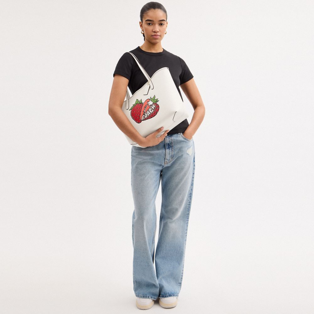 CITY TOTE BAG WITH STRAWBERRY GRAPHIC