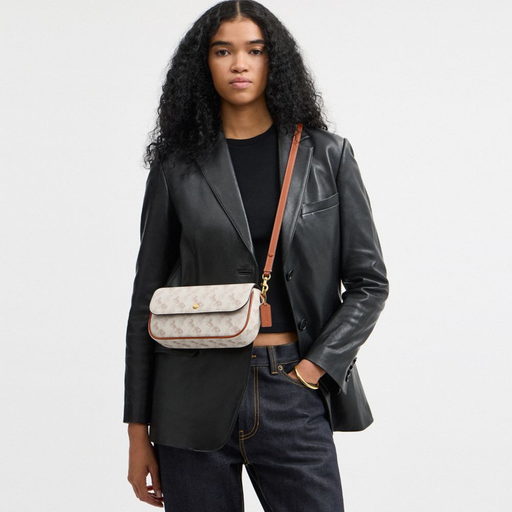 BROOK 馬車主題圖案翻蓋鏈條手袋