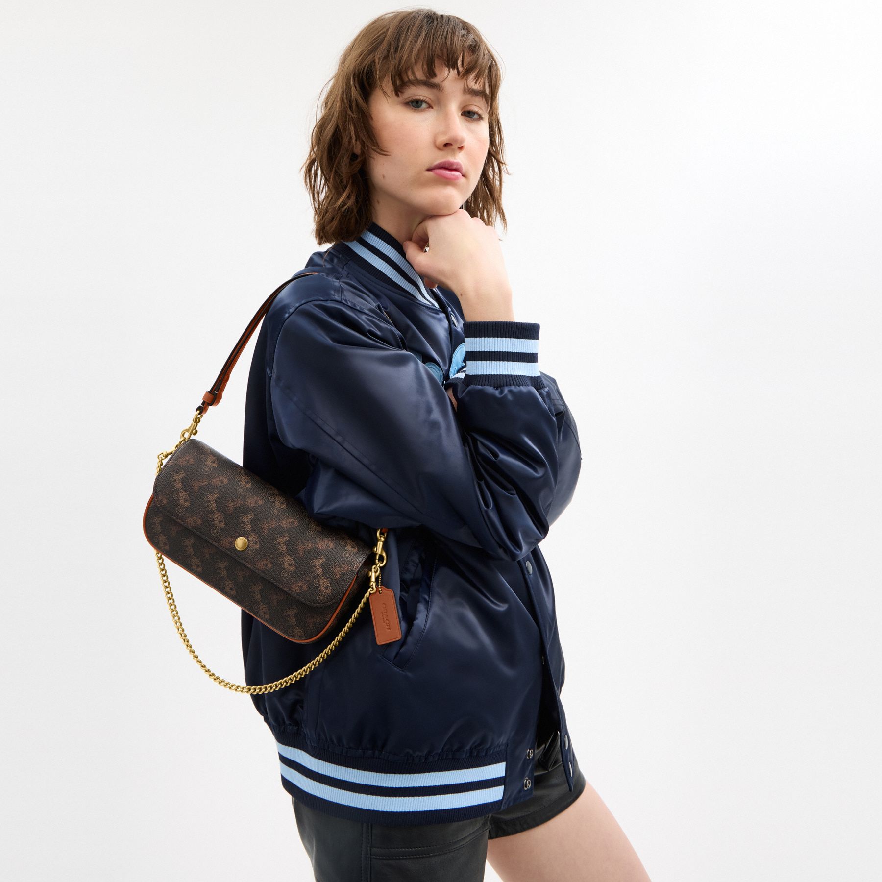 BROOK 馬車主題圖案翻蓋鏈條手袋| COACH 官方網站Official page