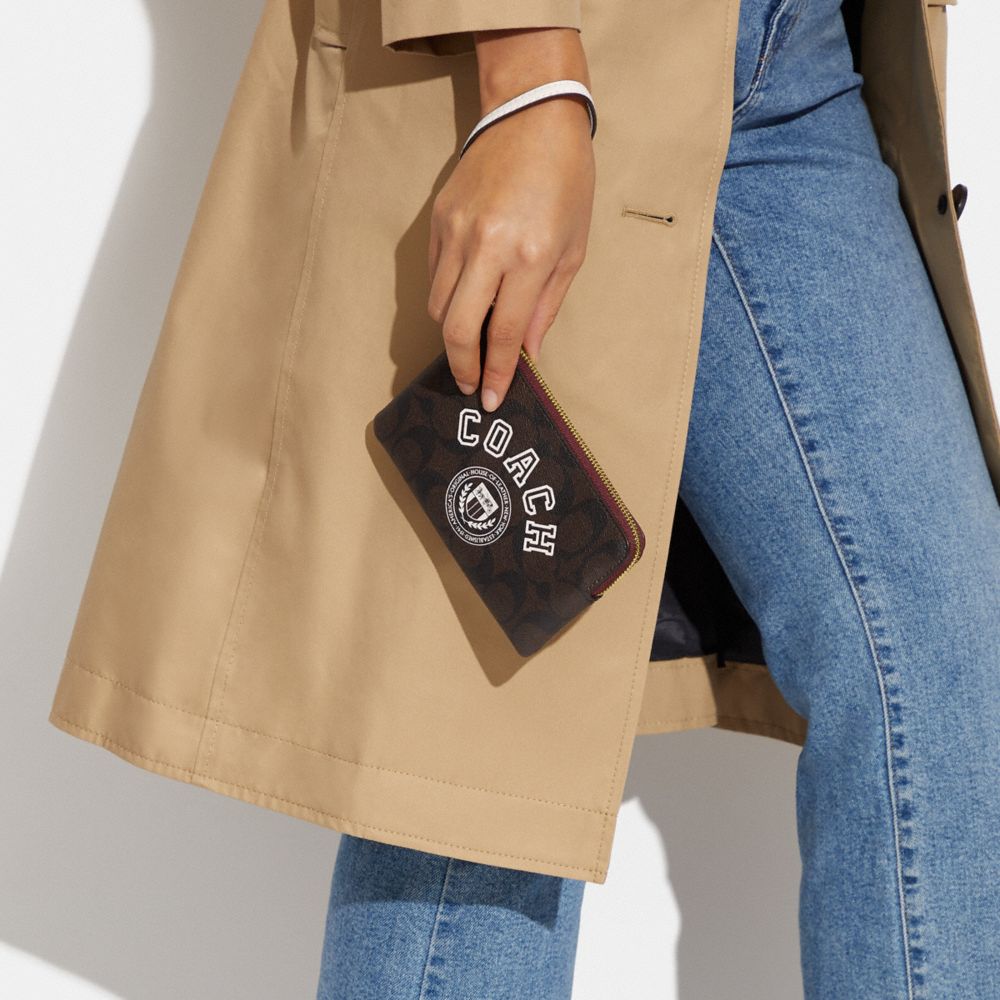 CORNER ZIP WRISTLET IN SIGNATURE CANVAS WITH VARSITY MOTIF