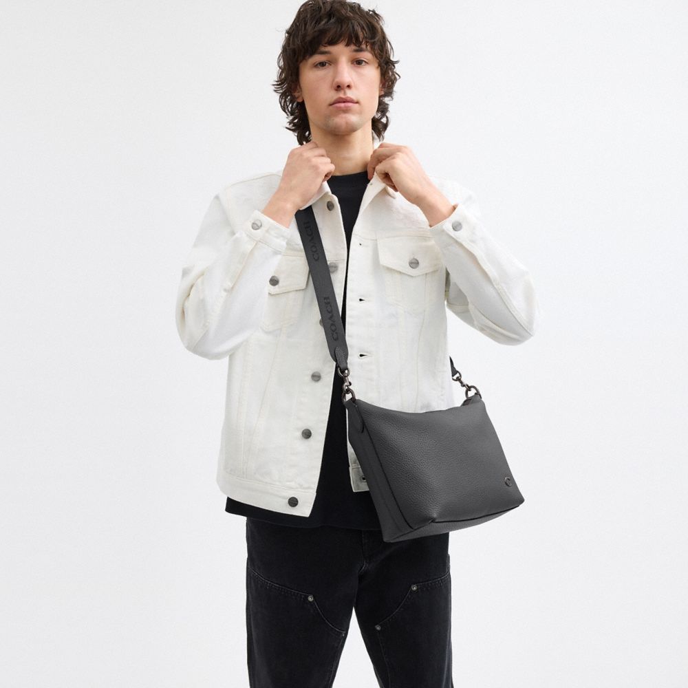 MESSENGER 鵝卵石顆粒皮革頂部拉鍊手袋