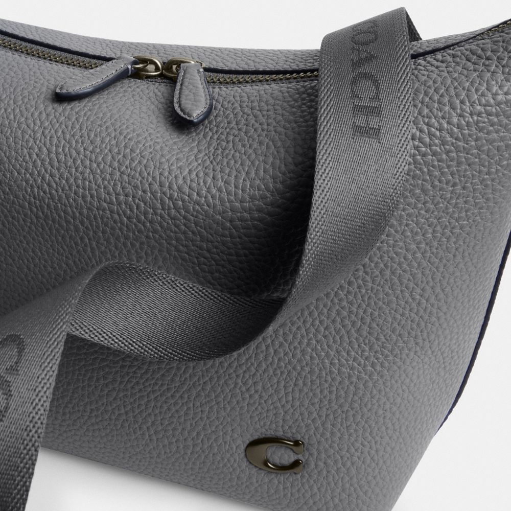 MESSENGER 鵝卵石顆粒皮革頂部拉鍊手袋