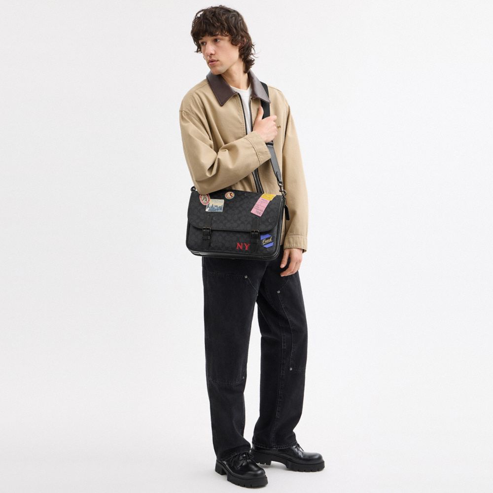 經典 SIGNATURE貼飾HITCH郵差包