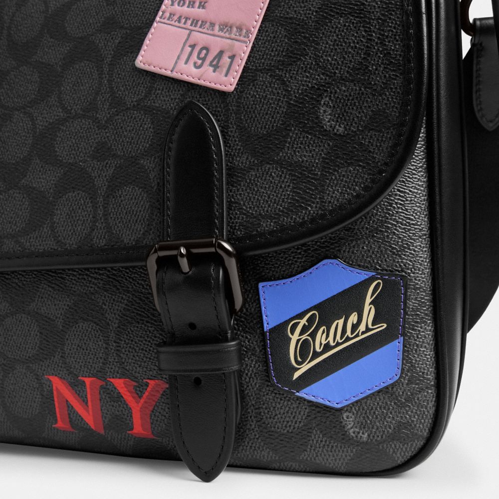 經典 SIGNATURE貼飾HITCH郵差包