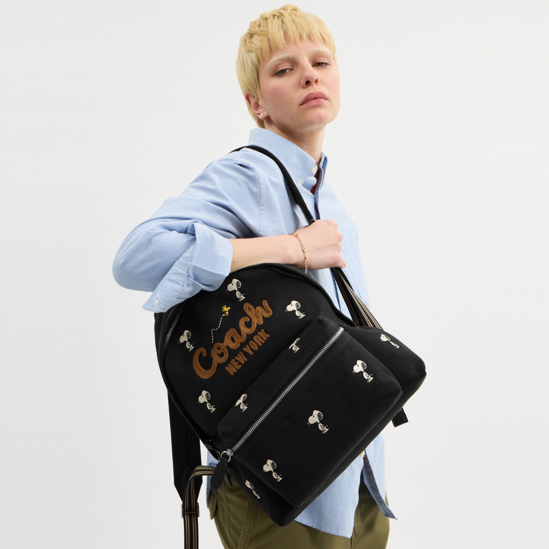 COACH X PEANUTS SNOOPY CARGO 刺繡後背包| COACH 官方網站Official page