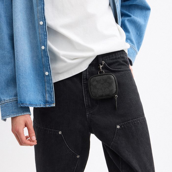 CLIP ON POUCH IN SIGNATURE