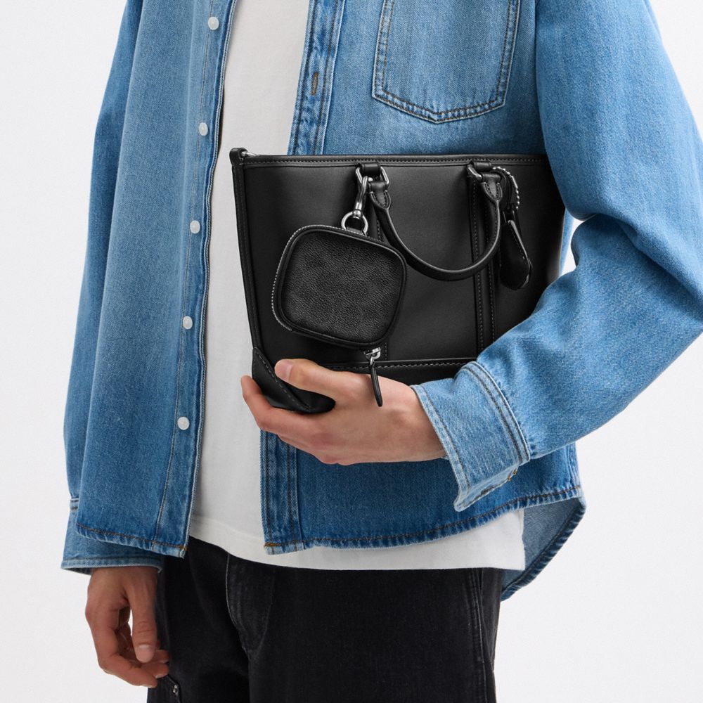 【極美品】COACH Accessory Pouch OneShoulder CLIP ON POUCH IN SIGNATURE CANVAS
