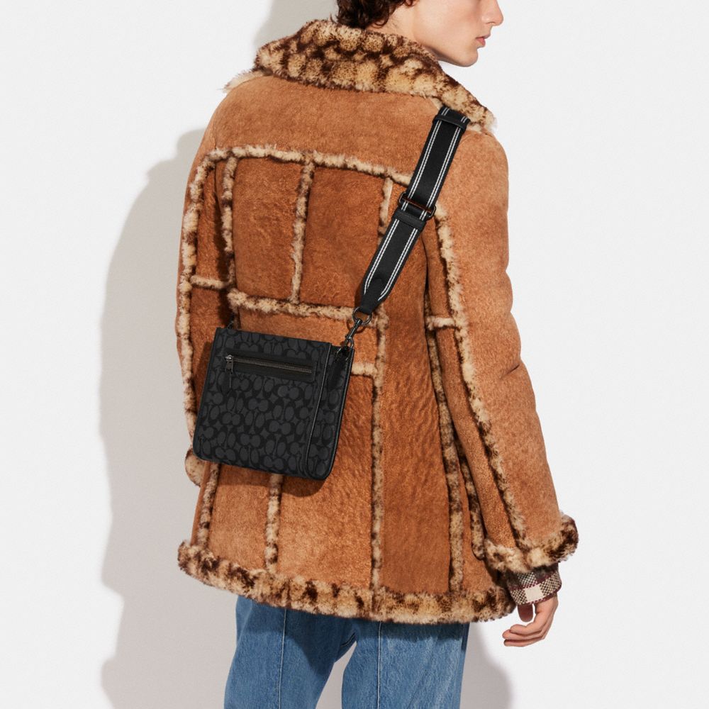 HITCH 多用途斜背手袋，附經典 SIGNATURE 帆布多功能手包