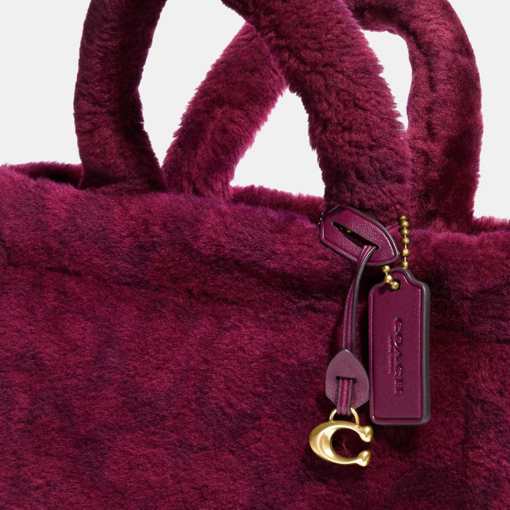 COACH Official Site Official page | TOTE 22 IN SIGNATURE SHEARLING