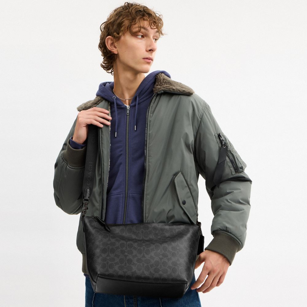 經典 SIGNATURE 頂部拉鍊郵差包