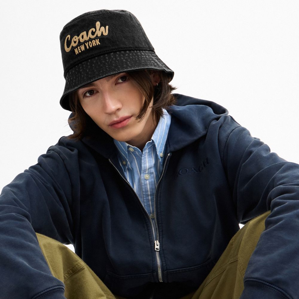 COACH SCRIPT EMBROIDERED DENIM BUCKET HAT