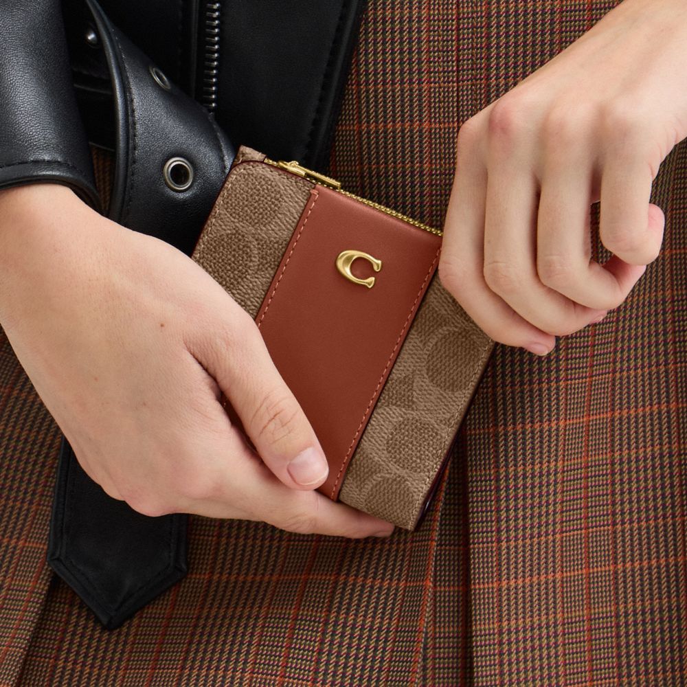 ESSENTIAL SLIM BILLFOLD WALLET IN SIGNATURE CANVAS