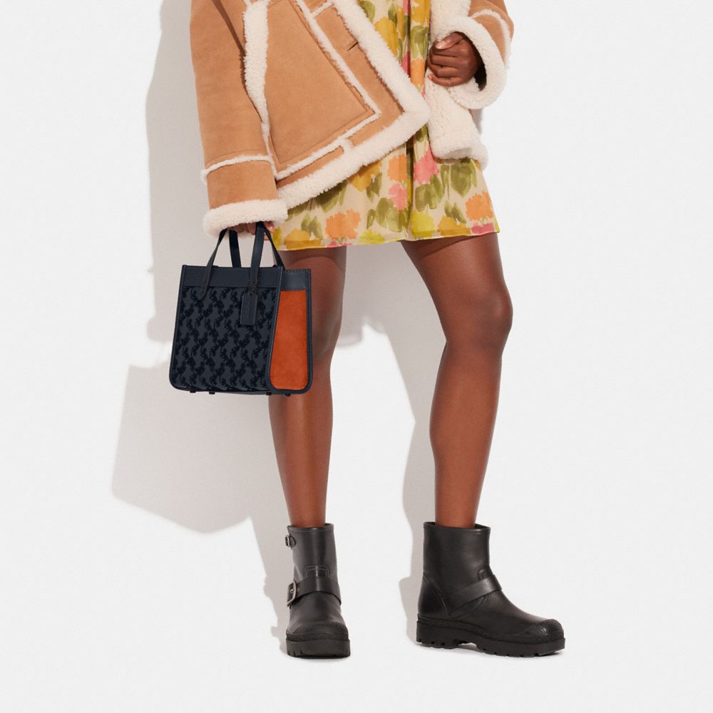 FIELD TOTE 22 WITH HORSE AND CARRIAGE