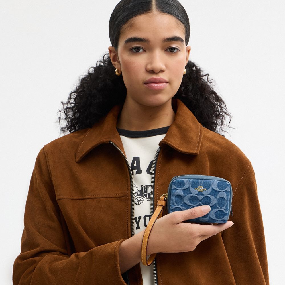 POUCH WRISTLET IN SIGNATURE DENIM