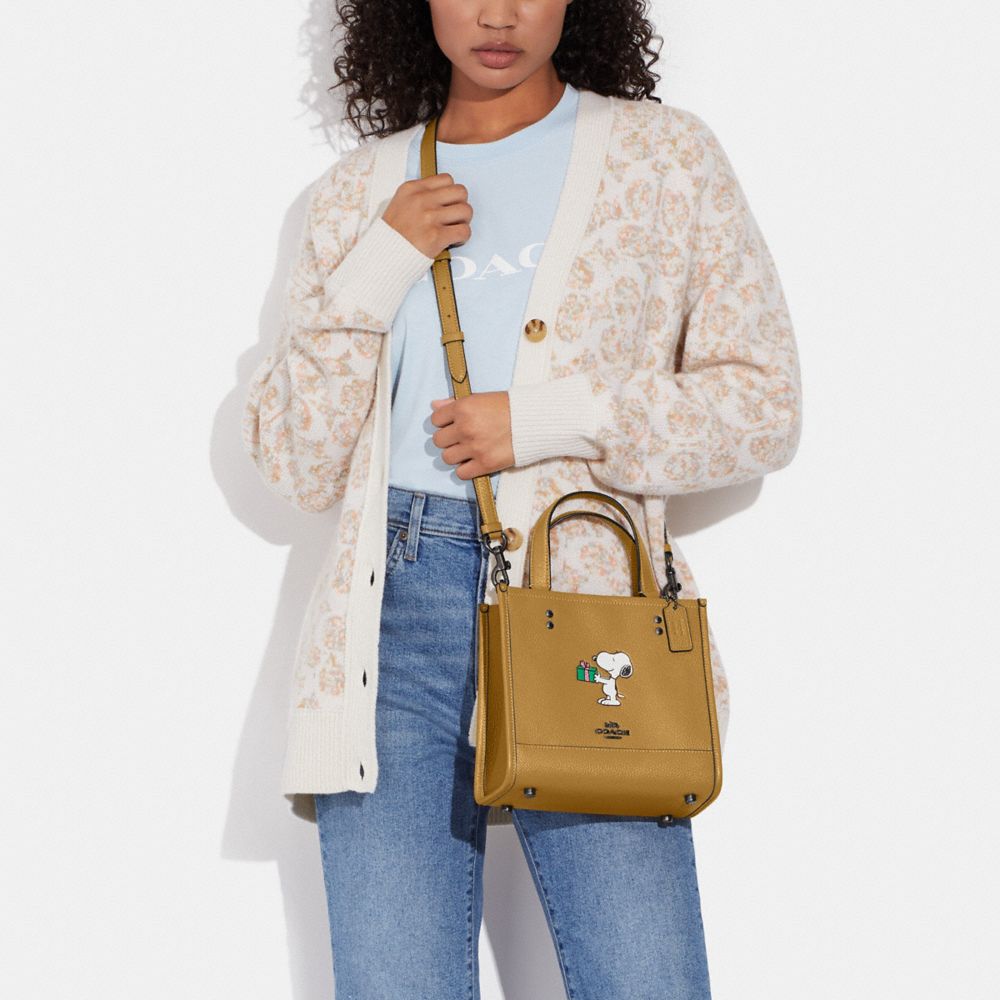 COACH X PEANUTS DEMPSEY TOTE 22 WITH SNOOPY PRESENT MOTIF