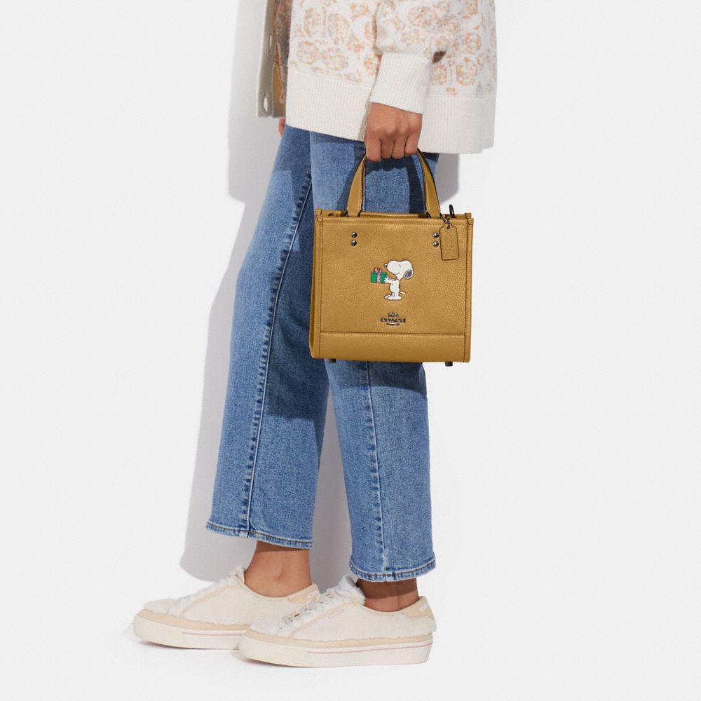 COACH X PEANUTS DEMPSEY TOTE 22 WITH SNOOPY PRESENT MOTIF