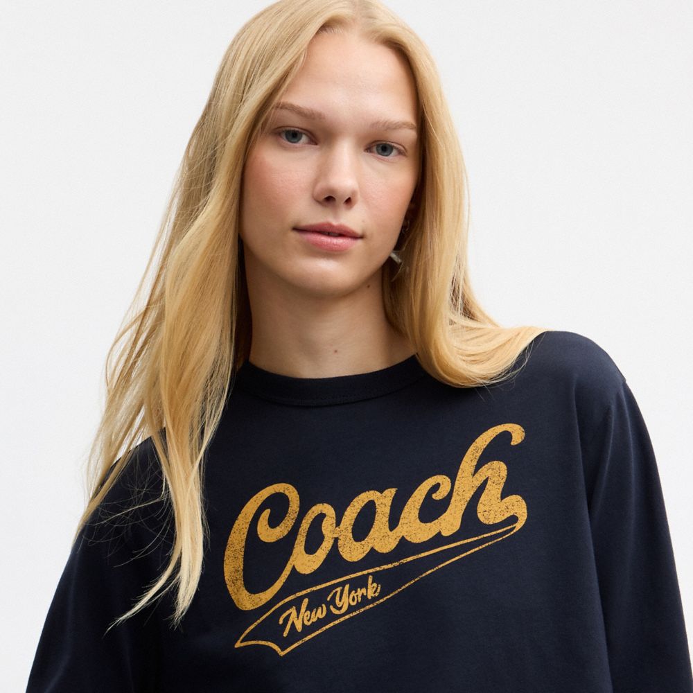 SPORTY SCRIPT LONG SLEEVE SHIRT IN ORGANIC COTTON