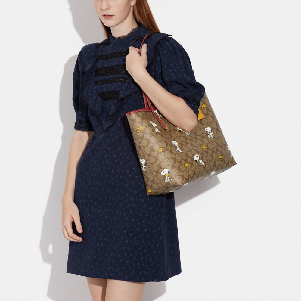 COACH X PEANUTS CITY TOTE IN SIGNATURE CANVAS WITH SNOOPY WOODSTOCK PRINT