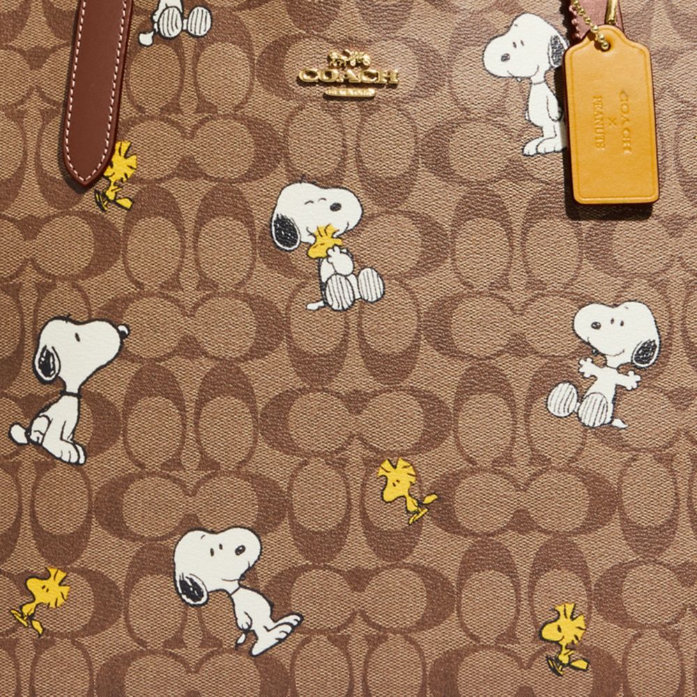 COACH X PEANUTS CITY TOTE IN SIGNATURE CANVAS WITH SNOOPY WOODSTOCK PRINT