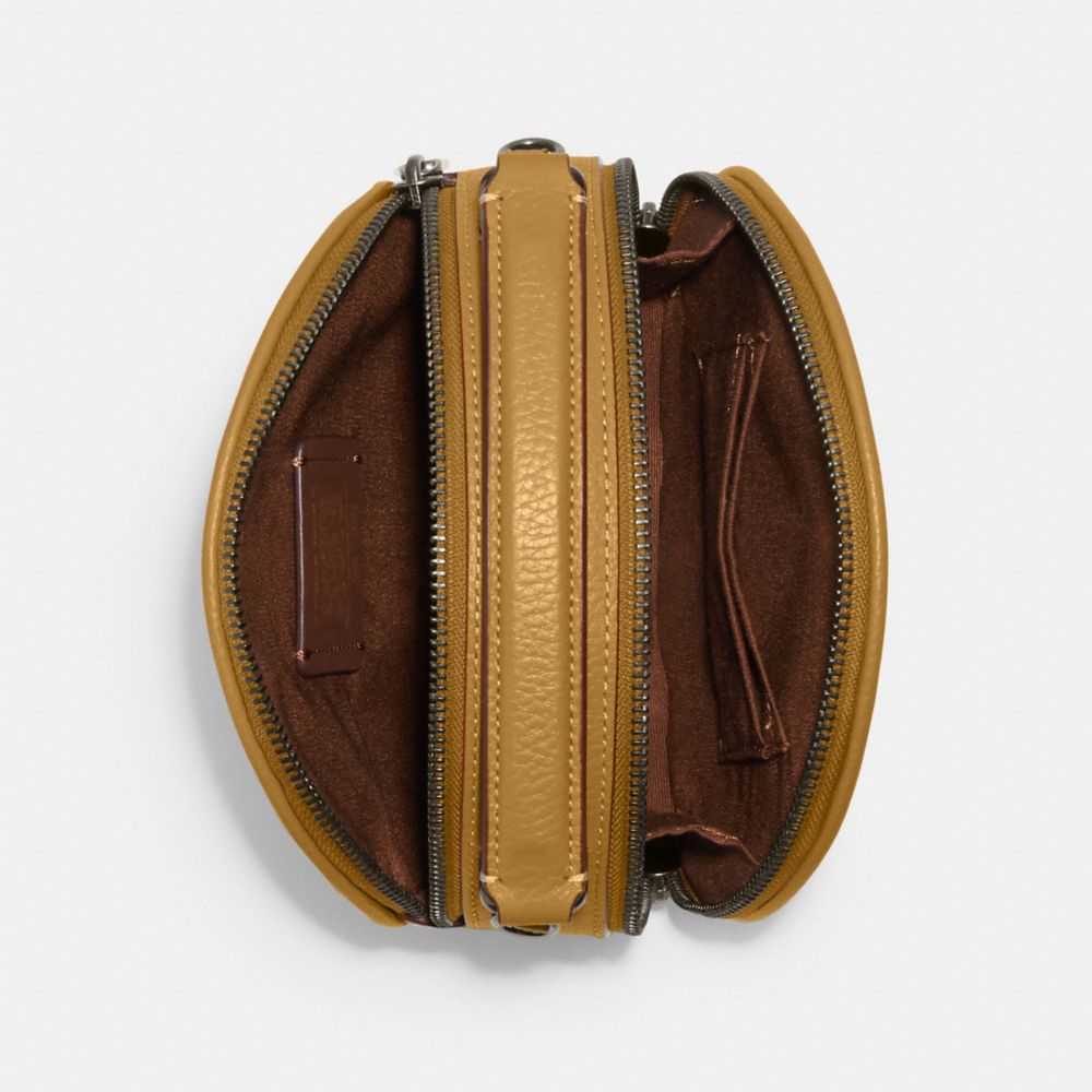 COACH X PEANUTS CANTEEN CROSSBODY WITH SNOOPY PRESENT MOTIF