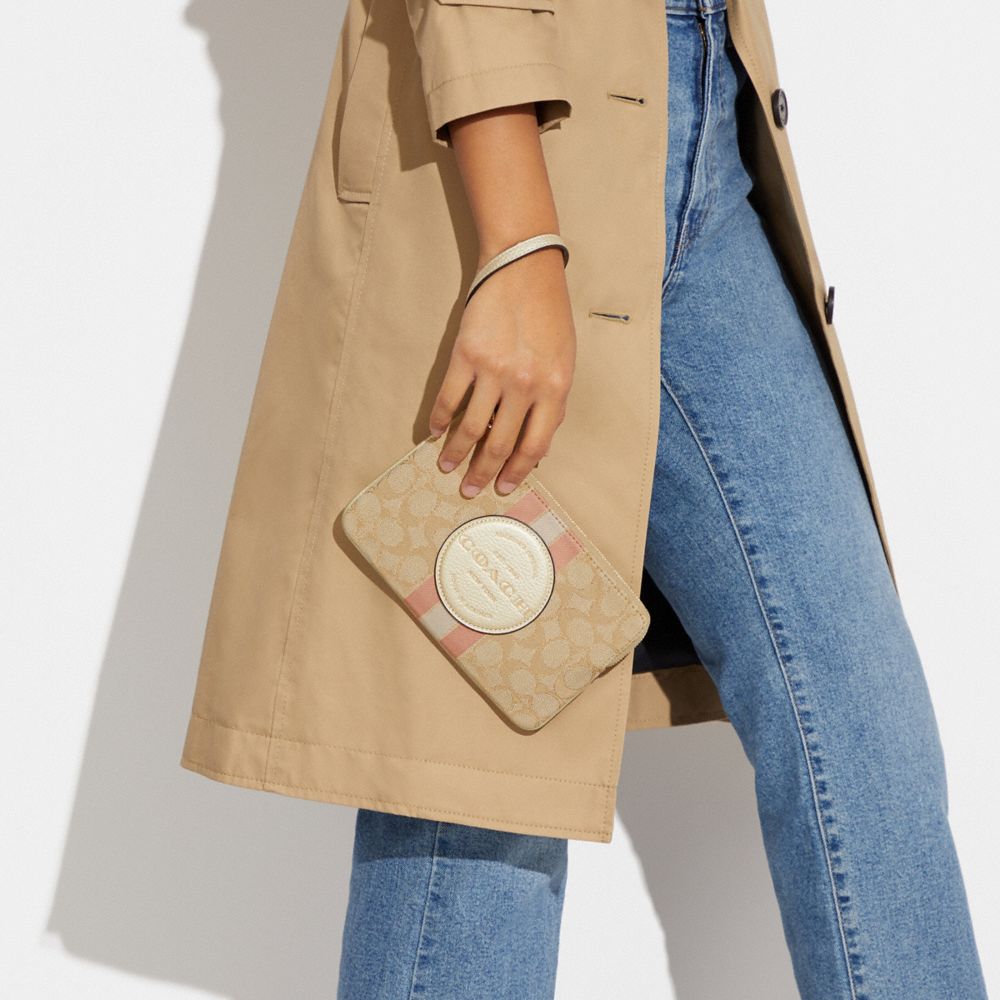 DEMPSEY LARGE CORNER ZIP WRISTLET IN SIGNATURE JACQUARD WITH STRIPE AND COACH PATCH