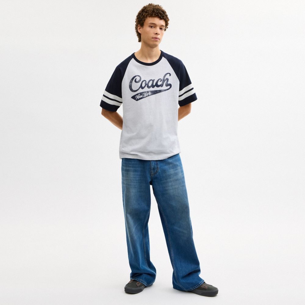 SPORTY SCRIPT RAGLAN CREWNECK T-SHIRT IN ORGANIC COTTON