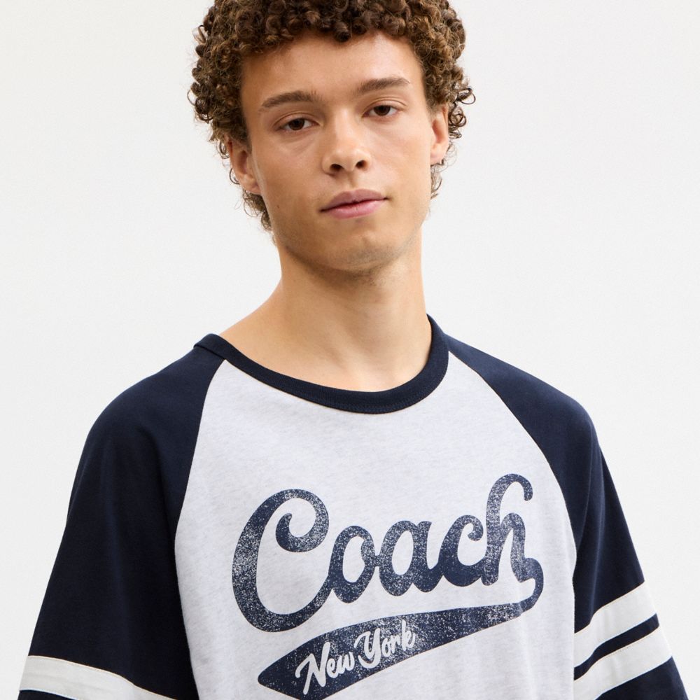 SPORTY SCRIPT RAGLAN CREWNECK T-SHIRT IN ORGANIC COTTON