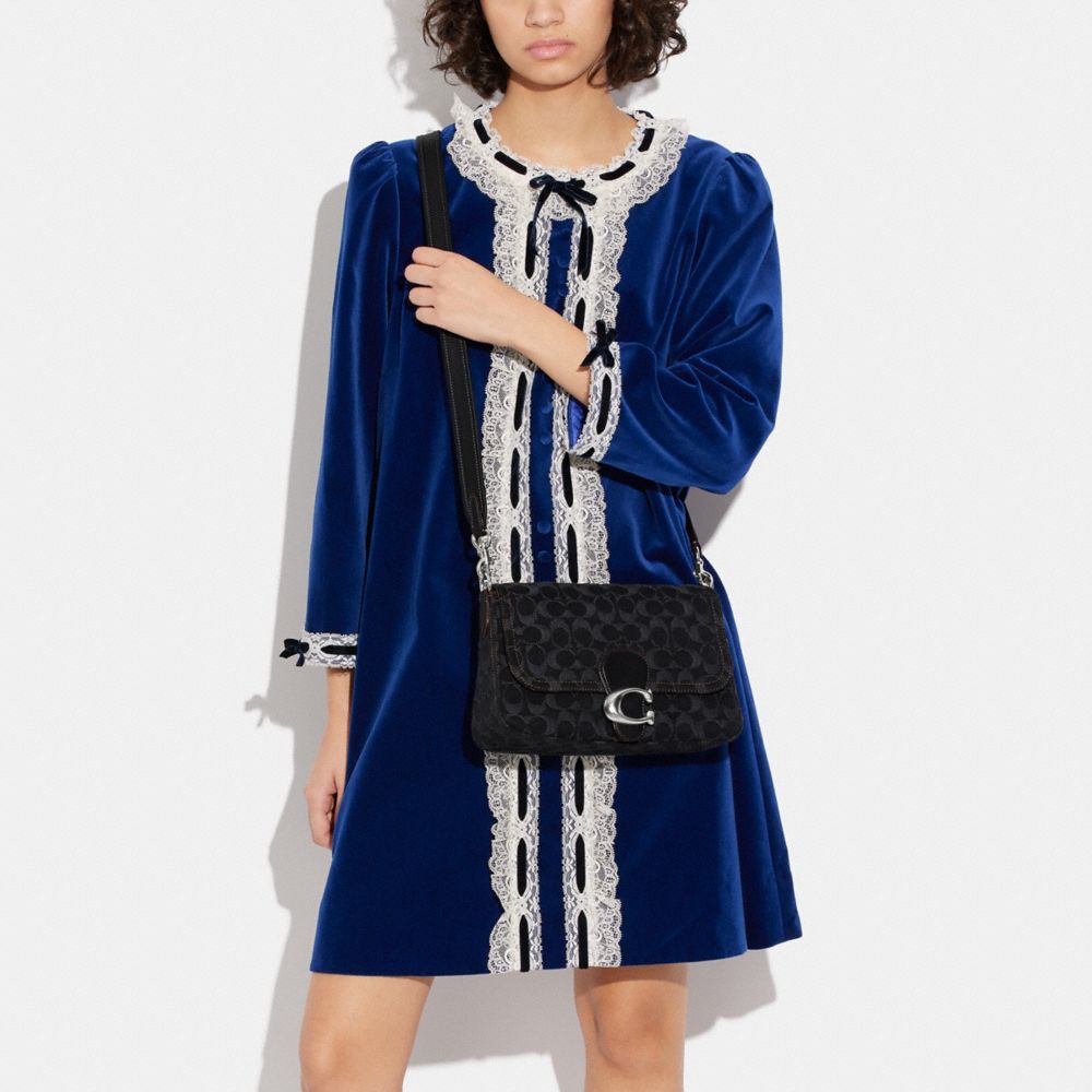 SOFT TABBY 經典 SIGNATURE 丹寧面料柔軟單肩手袋