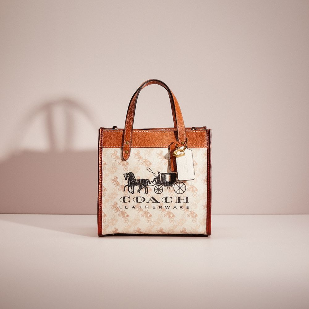 CJ029 - Upcrafted Field Tote 22 With Horse And Carriage Print And Carriage Badge Brass/Chalk Burnished Amber