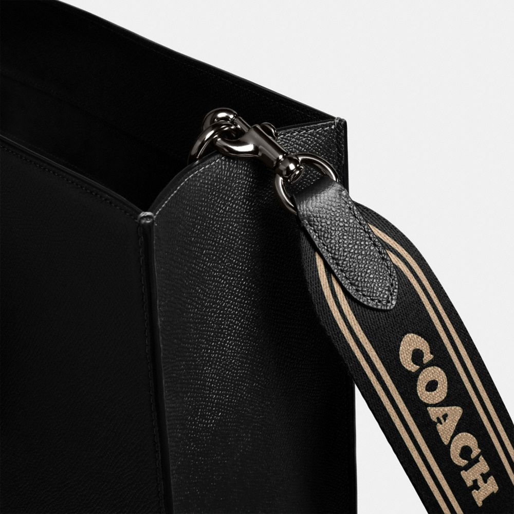 TOTE 40 WITH SIGNATURE CANVAS INTERIOR