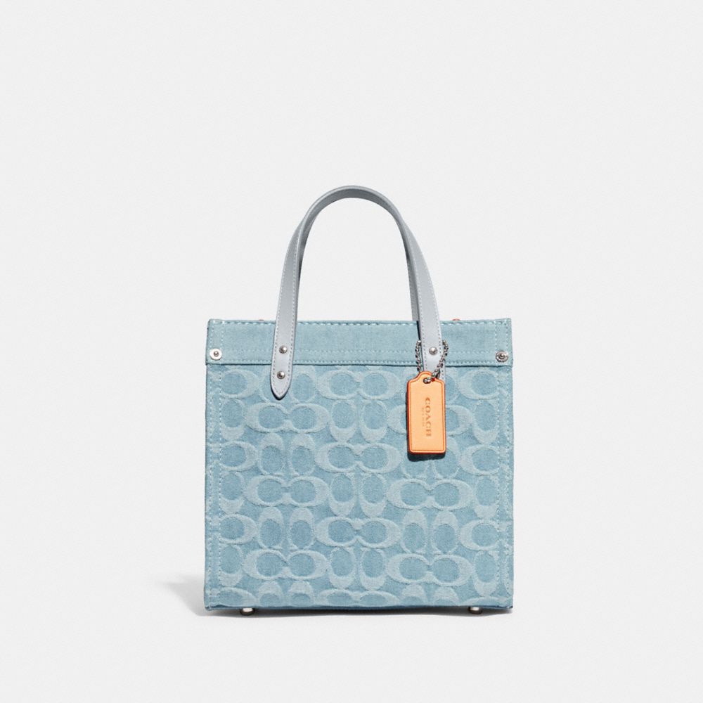 CJ853 - Field Tote 22 In Signature Denim Silver/Pale Blue