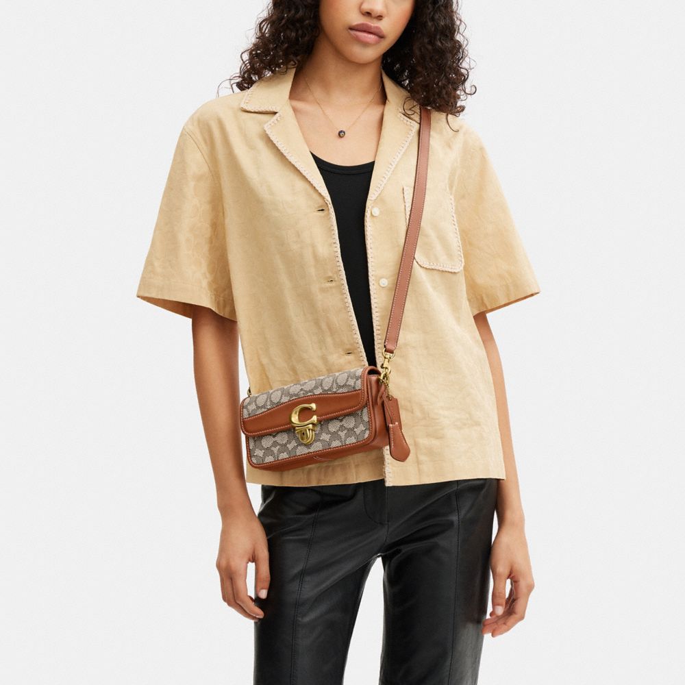 STUDIO BAGUETTE 經典 SIGNATURE 緹花面料手袋