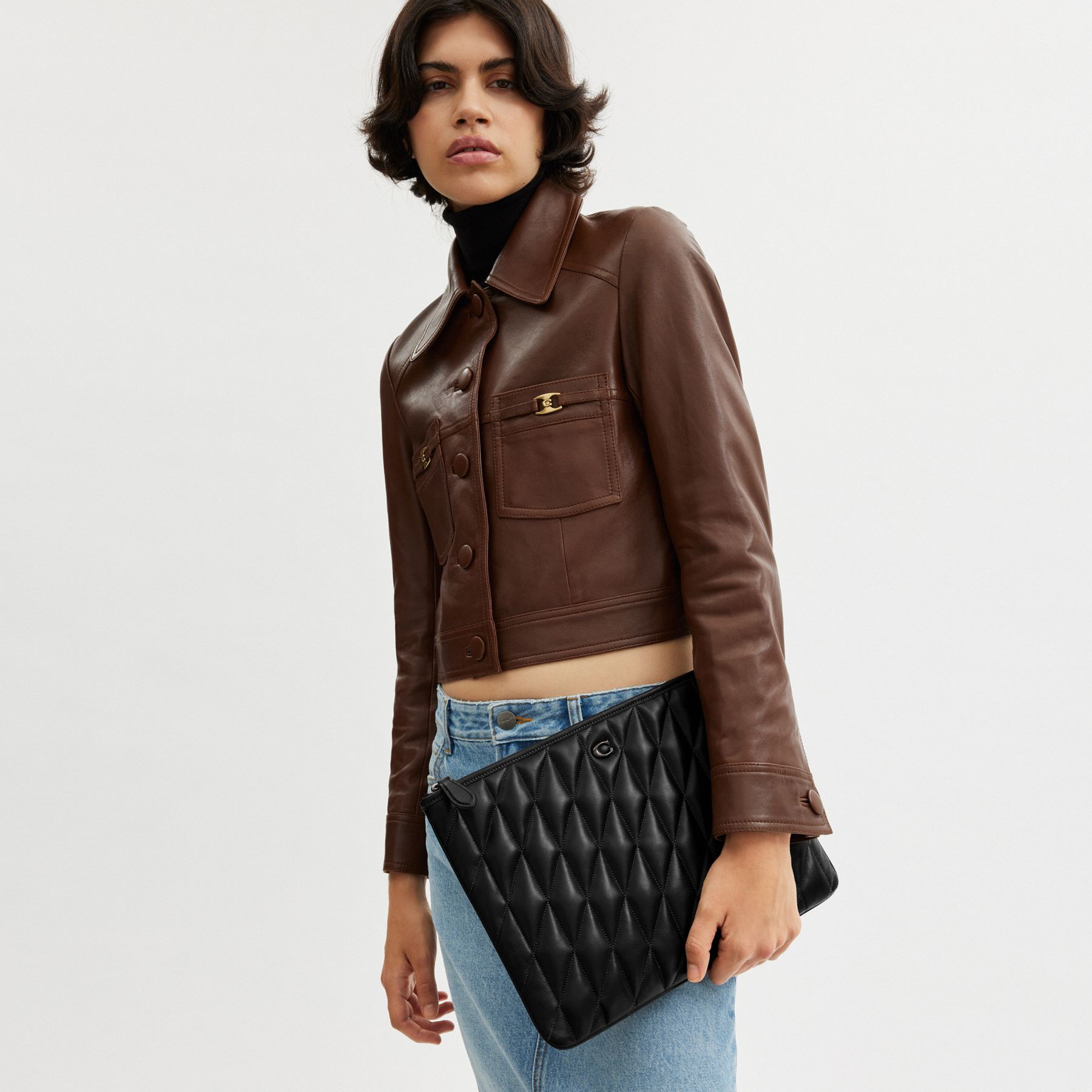 POUCH 33 絎縫手拿包| COACH 官方網站Official page