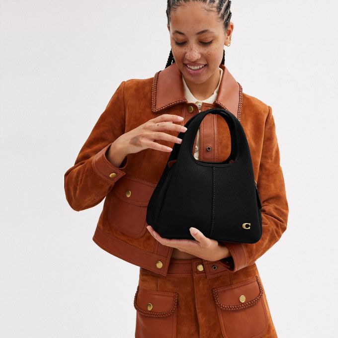 A shoulder outlet bag