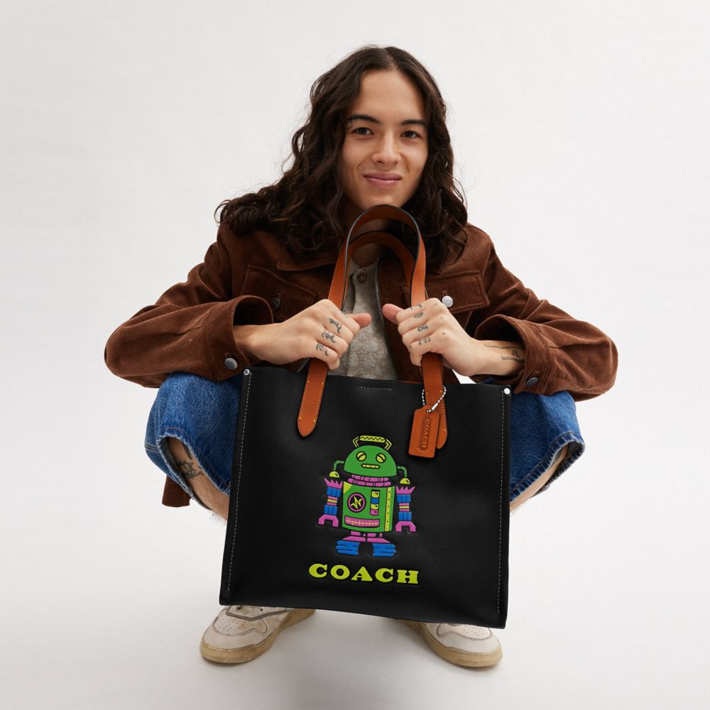 RELAY TOTE 34 COACH 宇宙主題機器人圖樣手袋