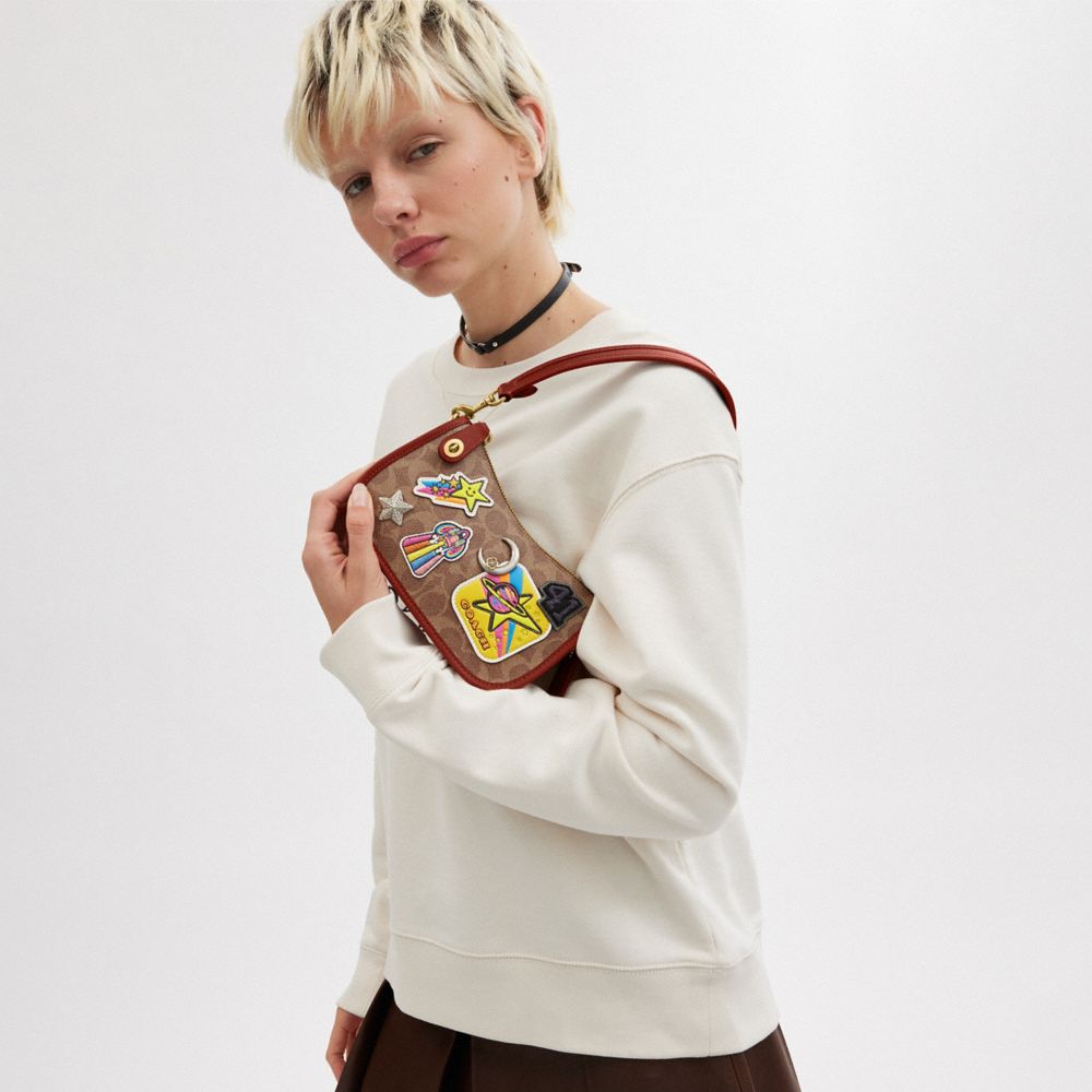 SWINGER 20 COACH 宇宙主題經典 SIGNATURE 帆布徽章手袋