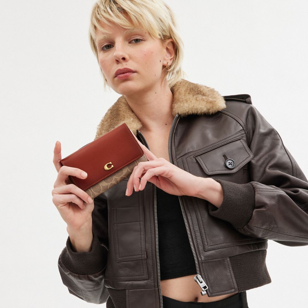 ESSENTIAL MEDIUM FLAP WALLET IN SIGNATURE CANVAS