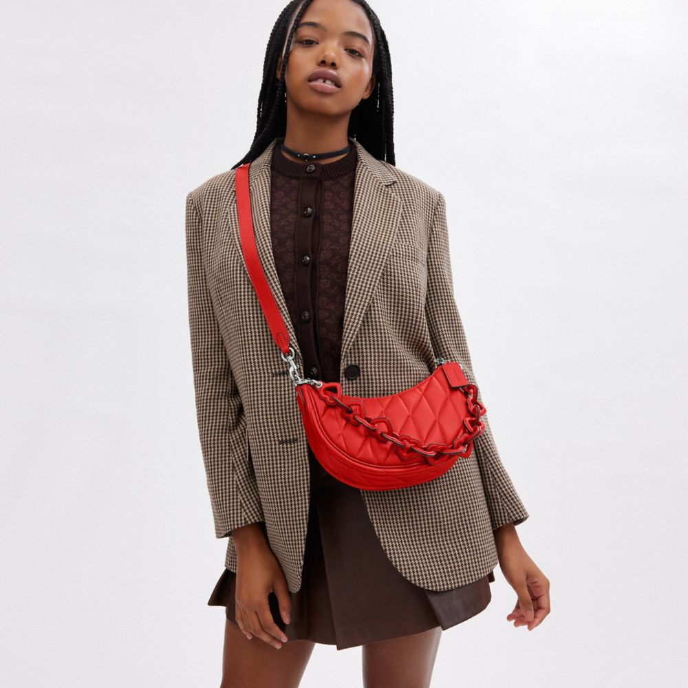 MIRA 蓬鬆絎縫與心形肩帶單肩手袋